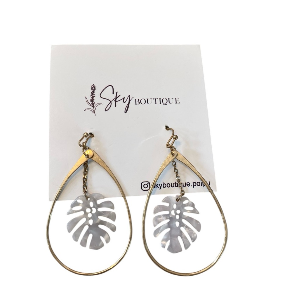 New gold hoop earrings with resin palm leaf  center
